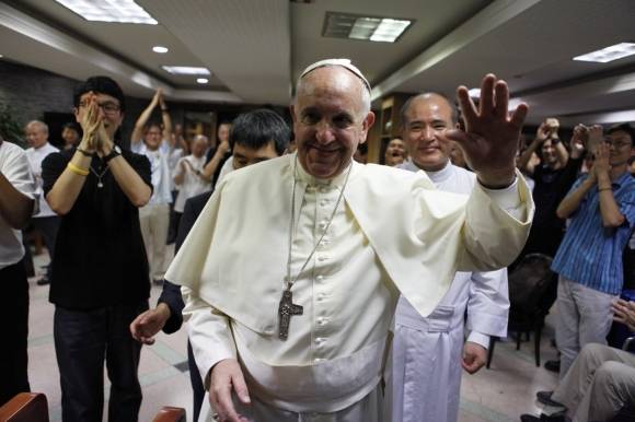 88세의 나이로 지난 21일 선종한 프란치스코 교황이 2014년 8월 15일 한국을 방문했을 당시 서울 마포구 예수회 서강대 공동체와의 만남을 가진 후 예수회 회원들의 배웅을 받으며 떠나고 있다. 교황은 이날 모인 100여명의 회원 한 명 한 명을 모두 끌어안으며 인사하기도 했다. 예수회 한국관구 제공