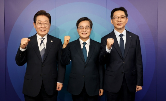 이재명(왼쪽부터), 김동연, 김경수 더불어민주당 대선 경선 후보가 23일 서울 여의도 오마이TV 스튜디오에서 열린 오마이TV 초청 토론회를 시작하기에 앞서 주먹을 쥐며 기념촬영을 하고 있다. 국회사진기자단