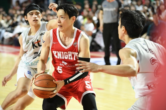 서울 SK 김선형이 23일 서울 잠실학생체육관에서 열린 2024~25 프로농구 4강 플레이오프 1차전 수원 kt와의 홈 경기에서 조엘 카굴랑안, 허훈을 상대로 드리블하고 있다. KBL 제공