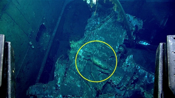 USS 요크타운에서 전복된 SBD 돈틀리스 폭격기가 발견됐는데 동체 아래에 장착된 폭탄이 보인다. NOAA Ocean Exploration