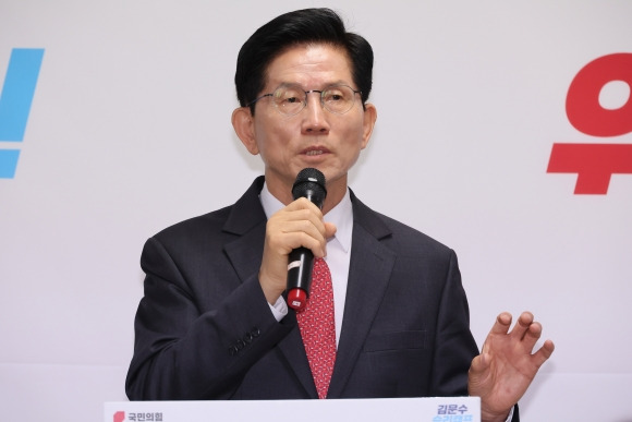 경제 분야 공약 발표하는 김문수 후보 - 국민의힘 김문수 대선 경선 후보가 18일 서울 여의도 선거사무소에서 기업하기 좋은 대한민국 만들기를 주제로 경제 분야 공약을 발표하고 있다. 2025.4.18 연합뉴스