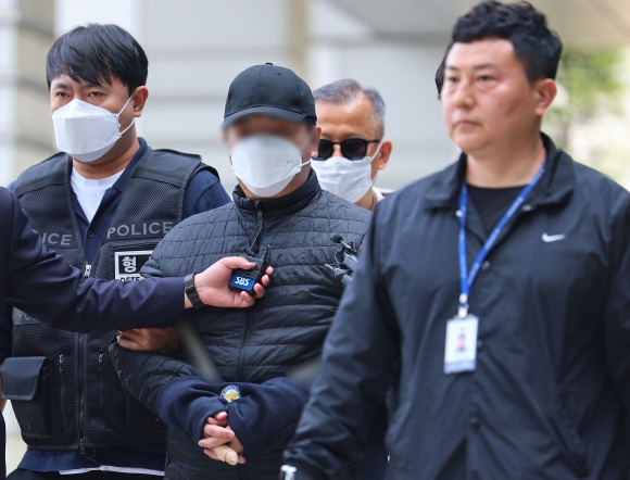 영장심사 출석하는 미아동 마트 흉기 난동 피의자 - 서울 미아동 마트에 흉기 난동을 부려 60대 손님을 숨지게 하고, 40대 종업원을 다치게 한 A씨가 24일 구속 전 피의자심문(영장실질심사)을 위해 서울 도봉구 서울북부지법으로 출석하고 있다.  연합뉴스