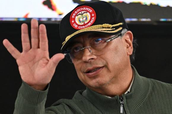 구스타보 페트로 콜롬비아 대통령이 2025년 4월 5일 콜롬비아 파스토에서 민족해방군 게릴라 단체인 코무네로스 델 수르와 함께한 행사에서 손을 흔들고 있다. AFP 연합뉴스