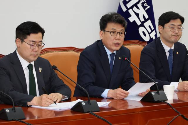 더불어민주당 진성준 정책위의장이 24일 서울 여의도 국회에서 열린 정책조정회의에서 발언하고 있다. 연합뉴스