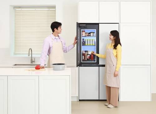 삼성전자 모델들이 ‘비스포크 AI 하이브리드 키친핏 맥스’ 냉장고를 소개하고 있다. 사진제공=삼성전자