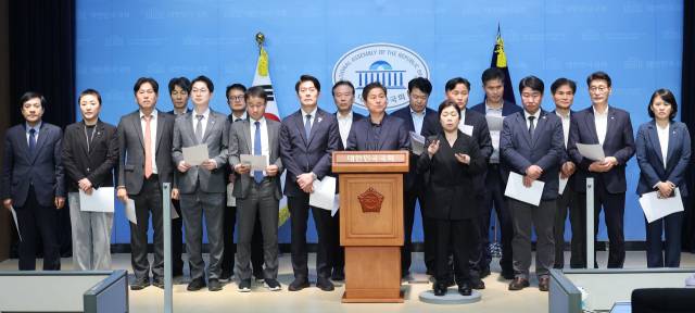 더불어민주당 전정권정치탄압대책위원회 위원들이 24일 서울 여의도 국회 소통관에서 문재인 전 대통령 기소 관련 긴급 기자회견을 하고 있다. 연합뉴스