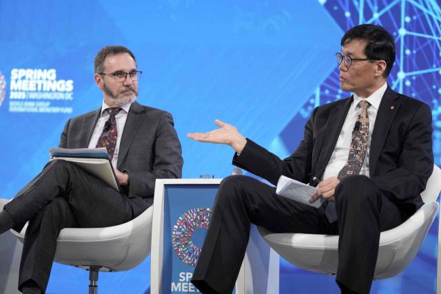 이창용(오른쪽) 한국은행 총재가 23일(현지 시간) 미국 워싱턴DC에서 열린 국제통화기금(IMF) 춘계 회의에서 피에르 올리비에 구린샤 IMF 수석 이코노미스트와 기자회견을 하고 있다. AFP연합뉴스