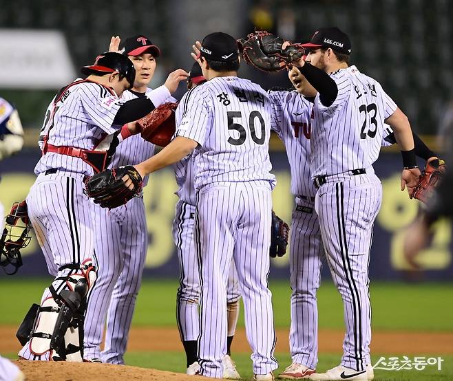 23일 서울 잠실야구장에서 열린 ‘2025 신한 SOL Bank KBO리그’ NC 다이노스와 LG 트윈스의 경기에서 3-0으로 승리한 LG 선수들이 기쁨을 나누고 있다.  잠실 ｜ 주현희 기자 teth1147@donga.com