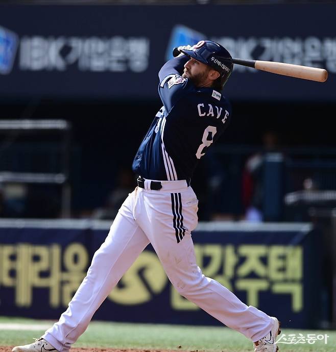 두산 제이크 케이브가 시즌 2호 홈런을 쳐냈다. 스포츠동아 DB