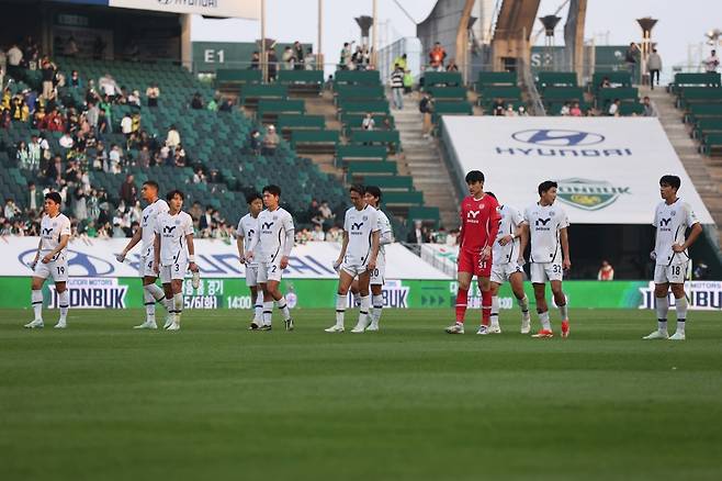 대구는 지난해에 이어 올해도 K리그2 강등 위기에 휩싸였다. 다음달 3일 제주 SK전 이전까지 휴식기가 주어진 터라 하루빨리 분위기를 바꿔야 한다. 20일 전주월드컵경기장에서 열린 전북과 2025 K리그1 9라운드 원정경기에서 1-3으로 패한 뒤 망연자실한 대구 선수들. 사진제공｜한국프로축구연맹