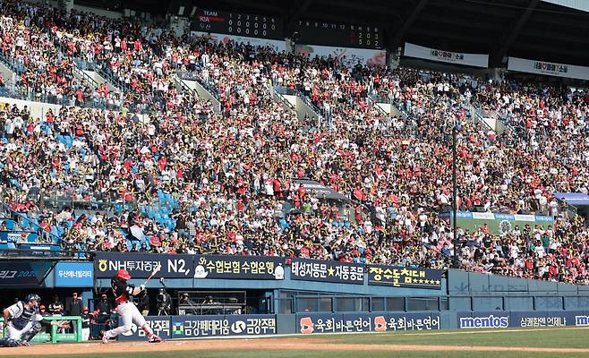 지난 20일 서울 잠실야구장에서 열린 2025 프로야구 KBO리그 KIA 타이거즈와 두산 베어스의 경기에서 관중들이 응원을 하며 경기를 지켜보고 있다. 연합뉴스