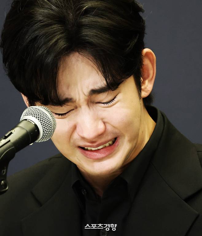 미성년자 교제 의혹을 받고 있는 배우 김수현이 지난달 31일 서울 마포구 스탠포드 호텔에서 고 김새론씨와 관계에 대한 입장을 밝히고 있다. 한수빈 기자