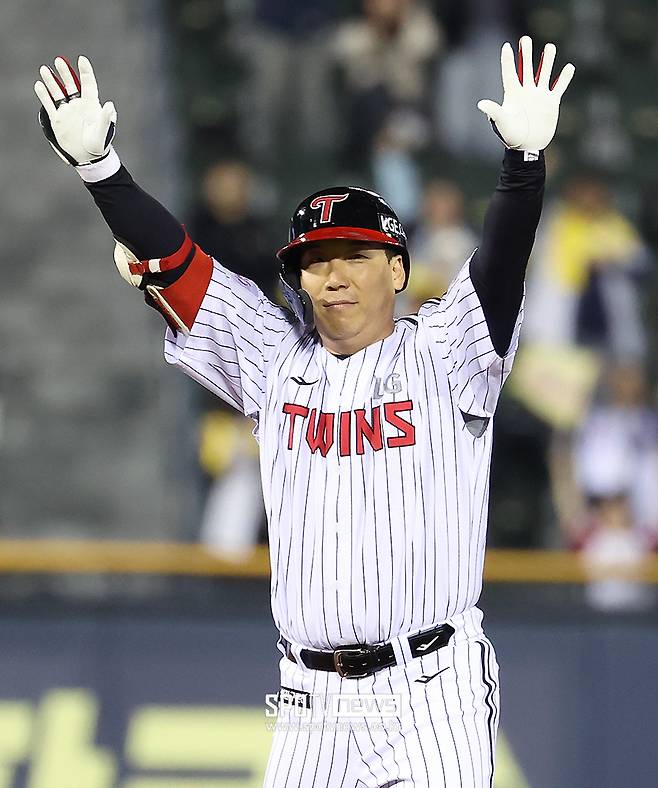 ▲ LG 김현수는 올해 25경기 가운데 18경기에 선발 출전했다. 선발 매치업에 따라 벤치에서 대기하는 경우가 늘어났다. 하지만 뒤에 등장하는 김현수는 더 무섭다. 7~9회 타율이 0.500에 달하고, 대타 타율도 0.429로 매우 높다. ⓒ곽혜미 기자