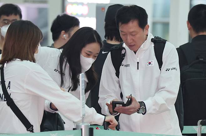 ▲ 박주봉(맨 오른쪽) 감독이 이끄는 한국 배드민턴 대표팀이 오는 27일부터 다음 달 4일까지 중국 샤먼에서 열리는 수디르만컵 출전을 위해 출국했다. 한국은 대회 통산 5번째이자 8년 만에 우승을 겨냥한다. ⓒ 연합뉴스