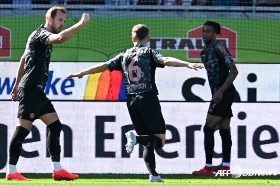 골을 넣고 기뻐하는 조슈아 키미히(가운데). /AFPBBNews=뉴스1