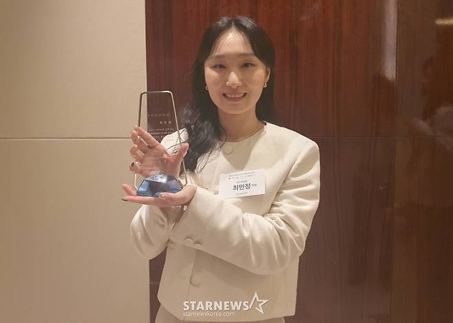 최민정이 지난 23일 서울 중구 웨스틴 조선 서울 그랜드볼룸에서 열린 '2025 빙상인의 밤' 최우수상을 받은 뒤 트로피를 들고 환하게 웃고 있다. /사진=박재호 기자