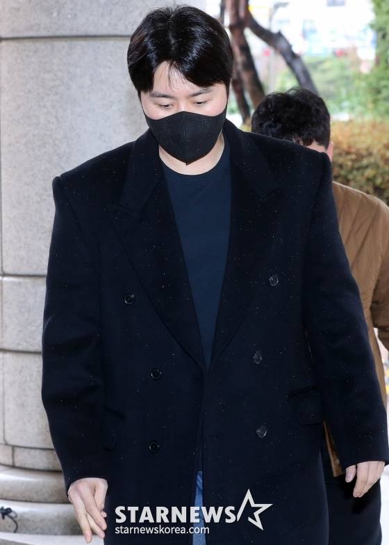 범인도피 방조, 도로교통법위반(음주운전 방조 및 음주운전 등) 혐의를 받고 있는 가수 겸 배우 이루(본명 조성현)이 26일 오전 서울 마포구 서부지방법원에서 진행된 항소심 선고 공판에 출석하고 있다. 2024.03.26 /사진=김창현