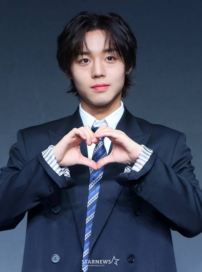 [서울=뉴시스] 김혜진 기자 = 배우 박지훈이 21일 오전 서울 마포구 호텔 나루에서 열린 넷플릭스 시리즈 '약한영웅 Class 2' 제작발표회에서 포즈를 취하고 있다.  '약한영웅 Class 2'는 지난 2022년 센세이션을 일으키며 학원 액션 성장 드라마의 신기원을 연 '약한영웅 Class 1'의 두 번째 이야기다. 친구를 위해 폭력에 맞섰으나 끝내 지키지 못한 트라우마를 안고 은장고로 전학 간 모범생 연시은이 다시는 친구를 잃을 수 없기에 더 큰 폭력과 맞서면서 벌어지는 처절한 생존기이자 찬란한 성장담을 다룬다. 오는 25일 공개. 2025.04.21. jini@newsis.com /사진=김혜진