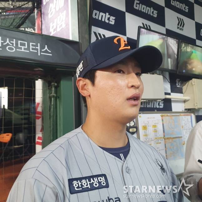 한화 이진영이 23일 부산 롯데전을 승리로 이끈 후 취재진과 인터뷰하고 있다. /사진=김동윤 기자