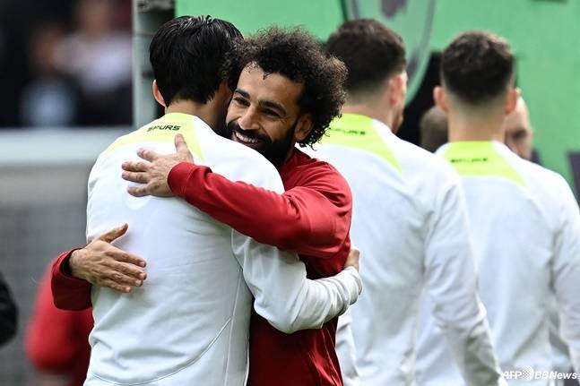 모하메드 살라(빨간색 옷)가 손흥민과 포옹하고 있다. /AFPBBNews=뉴스1