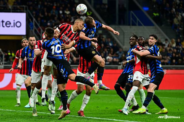 AC밀란(빨간색 유니폼)과 인터밀란 경기. /AFPBBNews=뉴스1