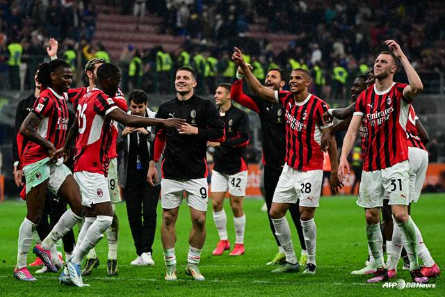 AC밀란 팬들에게 인사하는 선수단. /AFPBBNews=뉴스1