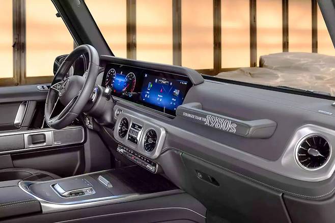 메르세데스 벤츠 Stronger Than The 1980s 에디션 실내