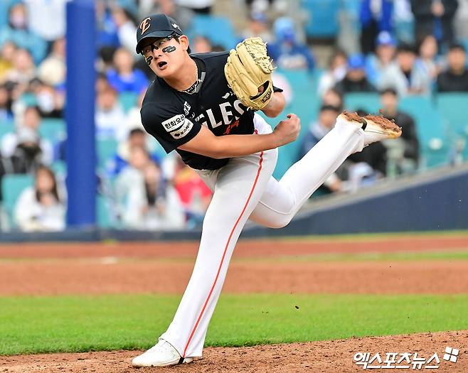 한화 이글스 마무리 김서현이 지난 23일 부산 사직야구장에서 열린 2025 신한 SOL Bank KBO리그 롯데 자이언츠와의 팀 간 3차전에서 9회말 등판, 1이닝 2볼넷 무실점으로 팀 승리를 지켜냈다. 사진 엑스포츠뉴스 DB