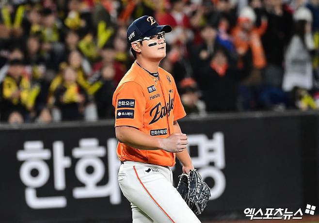 한화 이글스 마무리 김서현이 지난 23일 부산 사직야구장에서 열린 2025 신한 SOL Bank KBO리그 롯데 자이언츠와의 팀 간 3차전에서 9회말 등판, 1이닝 2볼넷 무실점으로 팀 승리를 지켜냈다. 사진 엑스포츠뉴스 DB