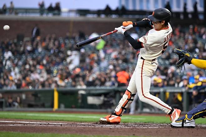 24일 미국 캘리포니아주 샌프란시스코의 오라클파크에서 열린 2025 미국프로야구 메이저리그 밀워키 브루어스와 샌프란시스코 자이언츠의 경기, 샌프란시스코가 4:2로 승리했다. 이정후는 3번타자 겸 중견수로 선발 출전해 4타수 3안타 1득점으로 활약했다. 이정후의 3안타 경기는 올 시즌 개막 후 이번이 세 번째다. REUTERS 연합뉴스