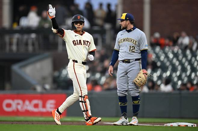 24일 미국 캘리포니아주 샌프란시스코의 오라클파크에서 열린 2025 미국프로야구 메이저리그 밀워키 브루어스와 샌프란시스코 자이언츠의 경기, 샌프란시스코가 4:2로 승리했다. 이정후는 3번타자 겸 중견수로 선발 출전해 4타수 3안타 1득점으로 활약했다. 이정후의 3안타 경기는 올 시즌 개막 후 이번이 세 번째다. REUTERS 연합뉴스