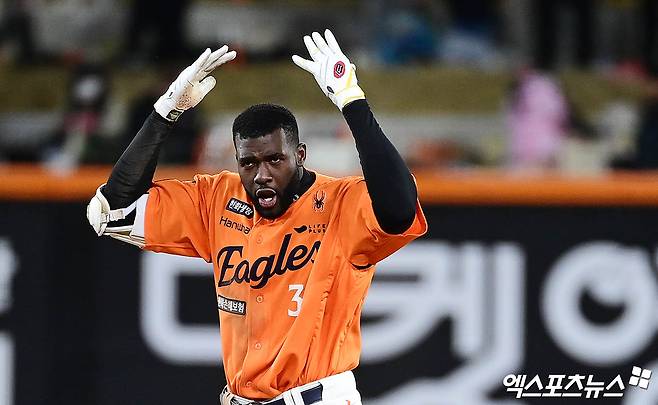 한화 이글스 외국인 타자 에스테반 플로리얼이 지난 23일 부산 사직야구장에서 열린 2025 신한 SOL Bank KBO리그 롯데 자이언츠와의 팀 간 3차전에 2번타자 겸 중견수로 선발출전, 4타수 3안타 1볼넷 2득점으로 활약했다. 사진 엑스포츠뉴스 DB