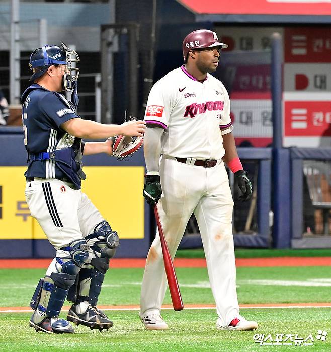 23일 오후 서울 구로구 고척스카이돔에서 열린 '2025 신한 SOL Bank KBO리그' 두산 베어스와 키움 히어로즈의 경기, 4회말 키움 푸이그가 두산 김유성의 높은 공을 피한 후 마운드를 향해 다가서며 벤치 클리어링이 발발했다. 고척, 김한준 기자