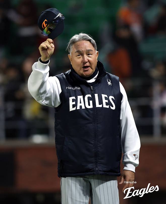 김경문 감독이 이끄는 한화 이글스가 24일 부산 사직야구장에서 열리는 2025 신한 SOL Bank KBO리그 롯데 자이언츠와의 팀 간 4차전에서 9연승에 도전한다. 사진 한화 이글스