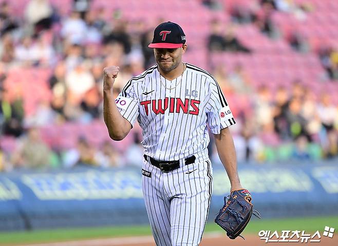 24일 오후 서울 송파구 잠실야구장에서 열린 '2025 신한 SOL Bank KBO리그' NC 다이노스와 LG 트윈스의 경기, 1회초 1사 만루 LG 선발투수 치리노스가 NC 권희동을 병살타로 처리하며 이닝을 종료시킨 뒤 기뻐하고 있다. 잠실, 박지영 기자