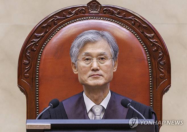 대법원 전원합의체 선고 참석한 조희대 대법원장 (서울=연합뉴스) 황광모 기자 = 조희대 대법원장이 20일 서울 서초구 대법원에서 열린 성폭력 범죄의 처벌에 관한 특례법 위법(강간 등 치상) 등에 대한  전원 합의체 선고에 입장해 대기하고 있다. 2025.3.20 hkmpooh@yna.co.kr