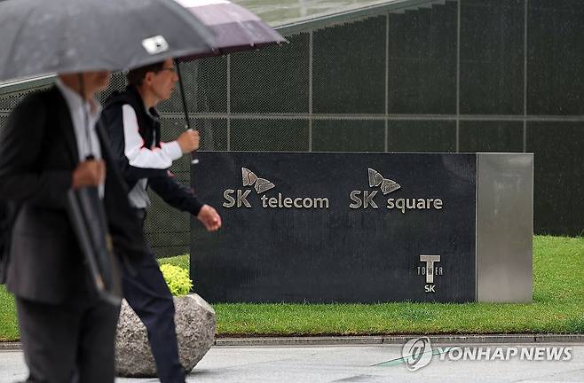 SKT 해킹에 이용자 개인정보 유출 가능성 (서울=연합뉴스) 서명곤 기자 = SK텔레콤이 이용자 개인정보에 대한 해킹 공격을 받아 관계 당국이 비상대책반을 구성했다. 지난 22일 서울 중구 SK텔레콤 본사 모습. 2025.4.24 seephoto@yna.co.kr