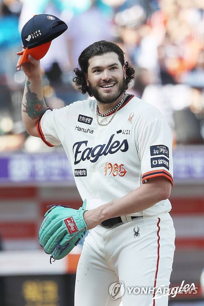 '폰세 7이닝 무실점 13K' 한화 7연승 (서울=연합뉴스) 한화 이글스 외국인 투수 폰세가 20일 대전 한화생명볼파크에서 열린 프로야구 NC와 홈 경기에서 관중들에게 인사하며 더그아웃으로 향하고 있다. 2025.4.20 [한화 이글스 제공. 재판매 및 DB 금지] photo@yna.co.kr