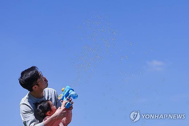 파란 하늘과 비눗방울 [연합뉴스 자료사진]
