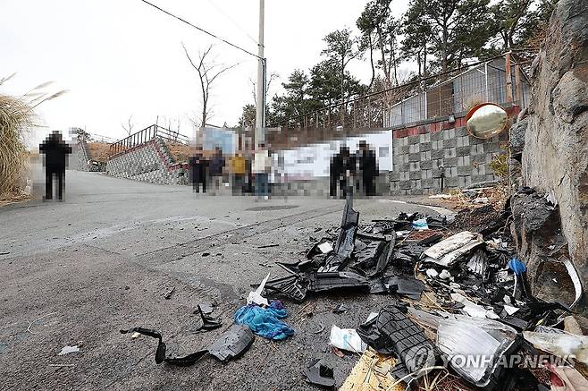 사고 현장에 흩어진 택시 잔해 [연합뉴스 자료사진]