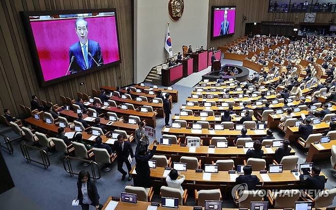 한덕수 권한대행 예산안 시정연설 (서울=연합뉴스) 한덕수 대통령 권한대행 국무총리가 24일 서울 여의도 국회 본회의장에서 추가경정예산안 시정연설을 하고 있다. 2025.4.24 [국회사진기자단] photo@yna.co.kr