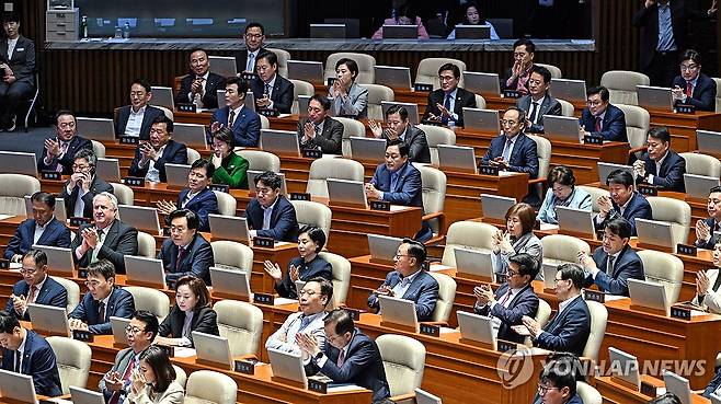 박수치는 국민의힘 의원들 (서울=연합뉴스) 국민의힘 의원들이 24일 서울 여의도 국회 본회의장에서 한덕수 대통령 권한대행 국무총리의 추가경정예산안 시정연설에 박수치고 있다. 2025.4.24 [국회사진기자단] photo@yna.co.kr