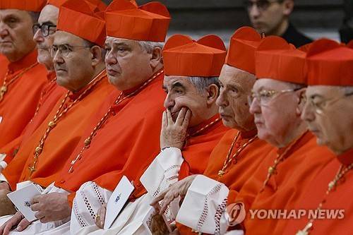베추 추기경 (바티칸시국 EPA=연합뉴스 자료사진) 2024년 12월 7일 바티칸 성 베드로 대성당에서 열린 추기경회의에 참석한 조반니 안젤로 베추(가운데) 추기경의 모습. (EPA/FABIO FRUSTACI) 2025.4.24.