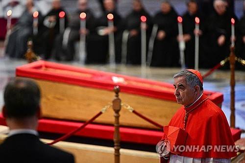 프란치스코 교황에게 작별 인사하는 베추 추기경  (바티칸시국 AFP=연합뉴스) 2025년 4월 23일 바티칸의 성 베드로 대성당에서 조반니 안젤로 베추 추기경이 관에 놓인 프란치스코 교황의 시신에 작별 인사를 한 후 걸어나오고 있다.  (Photo by Tiziana FABI / AFP) 2025.4.24.