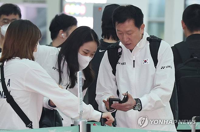 대화하는 박주봉 감독과 안세영 (영종도=연합뉴스) 서명곤 기자 = 24일 인천국제공항 2터미널에서 배드민턴 국가대표팀 박주봉 감독과 안세영이 세계혼합단체선수권대회(수디르만컵) 출전을 위해 출국에 앞서 대화하고 있다. 2025.4.24 seephoto@yna.co.kr