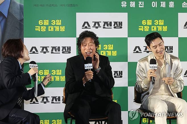 노래하는 유해진 '언제나 영화처럼' (서울=연합뉴스) 류효림 기자 = 배우 유해진이 24일 서울 강남구 코엑스 메가박스에서 열린 영화 '소주전쟁' 제작발표회에서 전인권의 '언제나 영화처럼' 한 소절을 부르고 있다. 2025.4.24 ryousanta@yna.co.kr