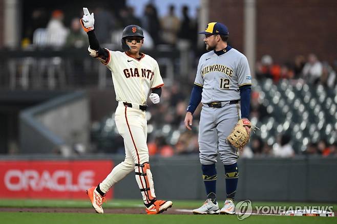 24일 밀워키전 1회 안타 출루 후 기뻐하는 이정후(왼쪽) [로이터=연합뉴스] Mandatory Credit: Eakin Howard-Imagn Images