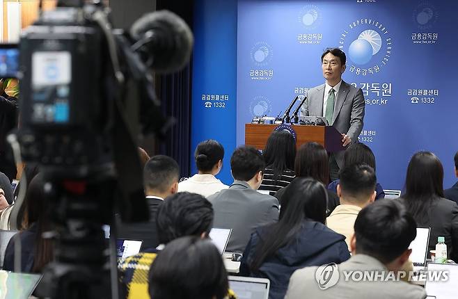 브리핑 참석한 이복현 금감원장 (서울=연합뉴스) 김성민 기자 = 이복현 금융감독원장이 24일 서울 영등포구 금융감독원에서 열린 자본시장 현안 브리핑에서 발언하고 있다. 2025.4.24 ksm7976@yna.co.kr