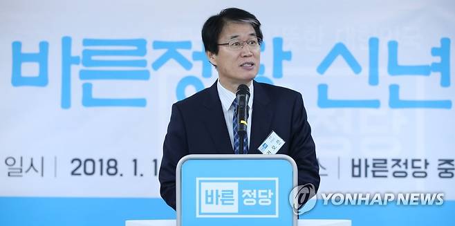 신년사하는 권오을 최고위원 (서울=연합뉴스) 김도훈 기자 = 바른정당 권오을 최고위원이 1일 오전 서울 여의도 당사에서 열린 신년하례식에서 신년사를 하고 있다.2018.1.1 superdoo82@yna.co.kr