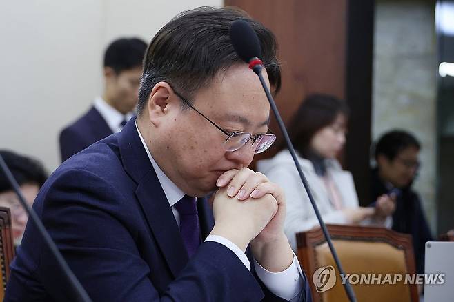 고심하는 조규홍 보건복지부 장관 (서울=연합뉴스) 김주성 기자 = 조규홍 보건복지부 장관이 18일 '의료인력 추계위법'을 심의하는 국회 보건복지위원회 전체회의에서 잠시 생각에 잠겨 있다. 2025.3.18 utzza@yna.co.kr